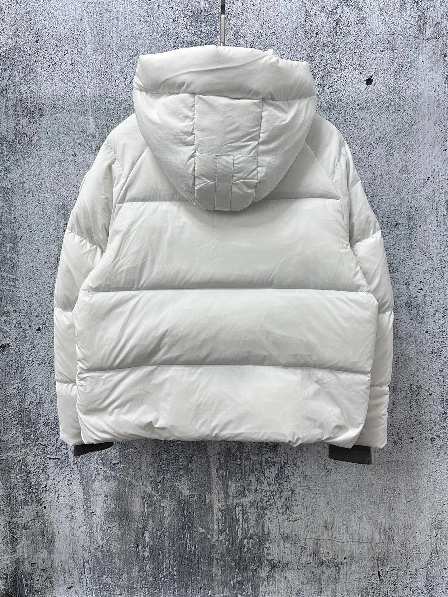 P740 【𝗖𝗔𝗡𝗔𝗗𝗔 𝗚𝗢𝗢𝗦𝗘】Capsule Series Macaron White Label Fabric: Made of soft EnduraLuxe fabric imported from DuPont, CORDURA, USA, which enhances the durability of easy-to-wear parts, is lightweight and durable; the liner is made of 400T anti-velvet gallbladder, which is comfortable, soft and non-velvet. : Equipped with a detachable hood, which can be adjusted in two directions, and is also filled with down, which brings greater softness and wrapping around the head and neck, and is full of warmth. This parka features white trim on the back and sides, and the hardware locks are all original and custom-made to match the muted fabric color. Goose label: The official website’s new series of silicone material labels, non-embroidery labels. Length: Fit hip-length. Size: XS-L